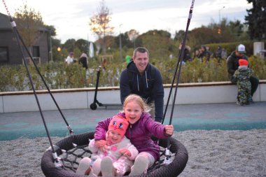 Babam kızlarını salıncakta sallıyor.. 