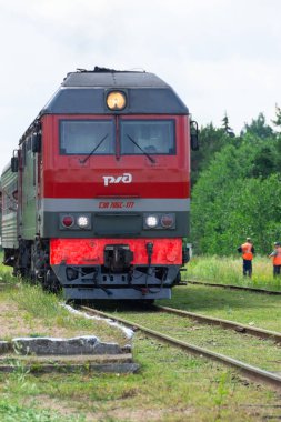Tek bölümlü dizel lokomotif TEP70-0084 banliyö treni Kuvshinovo-Ostashkov Rantsevo Tver bölgesinde bulunuyor. Oktyabrskaya Demiryolu. 