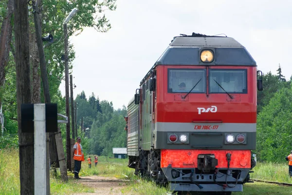 Пассажирский Односекционный Тепловоз Тэп70 0084 Пригородным Поездом Кувшиново Осташков Приближается — стоковое фото