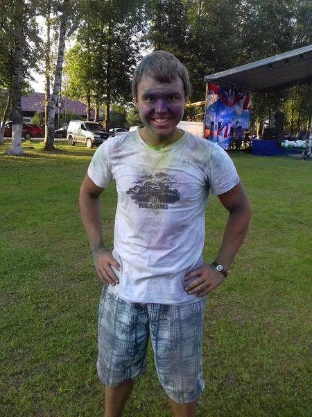 Een Jonge Man Gekleurd Met Verf Feestdag Van Stad Kuvshinovo — Stockfoto