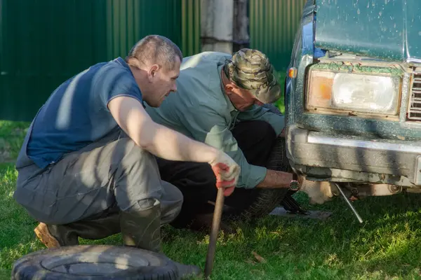 Mannen Wisselen Het Stuur Van Auto — Stockfoto