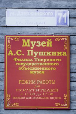 Torzhok. Puşkin Müzesi 'nin çalışma saatleri hakkında bilgi içeren bir tabela..