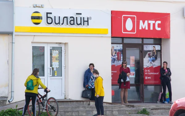 İnsanlar sokakta Beeline ve MTS iletişim merkezlerinin yakınında duruyor.. 