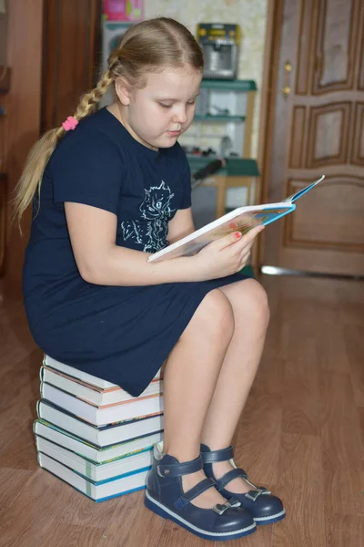 Σπίτι Ένα Κορίτσι Κάθεται Μια Στοίβα Από Βιβλία Και Διαβάζοντας — Φωτογραφία Αρχείου