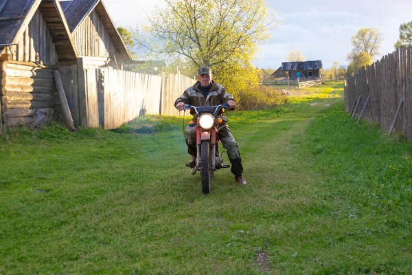 Een Man Rijdt Een Motor Een Dorpsweg — Stockfoto