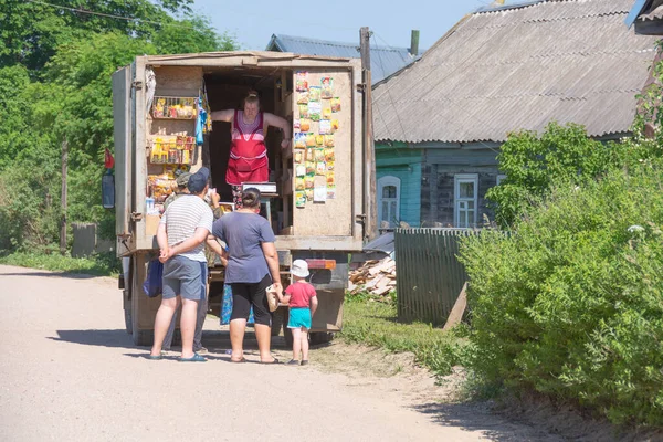 Ein Autohaus Brachte Lebensmittel Ein Abgelegenes Dorf Keine Geschäfte Gibt — Stockfoto