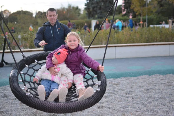 Babam Moskova 'daki Gorky Park' ta kızlarını salıncakta sallıyor..