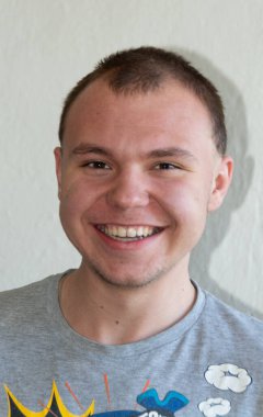 Duygular. Genç güler, yüzünde mutlu duygular ifade eder..