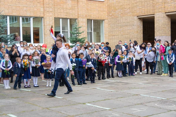 Tag Des Wissens September Trägt Ein Gymnasiast Einen Erstklässler Auf — Stockfoto