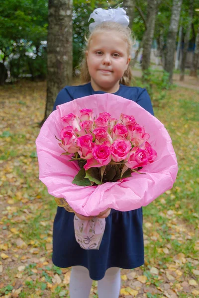 在知识日 一个女生为老师献上一束美丽的花 — 图库照片