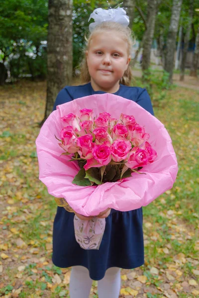 Tag Des Wissens Hält Eine Schülerin Einen Schönen Strauß Für — Stockfoto