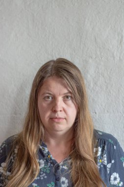 Duygular. Bir kadın duygularını canlı bir şekilde ifade eder.. 