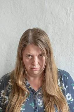 Duygular. Bir kadın duygularını canlı bir şekilde ifade eder.. 