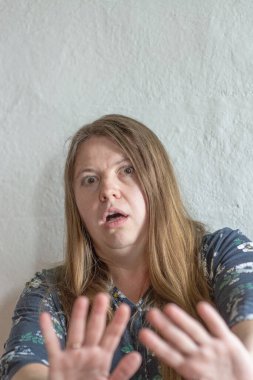 Duygular. Bir kadın duygularını canlı bir şekilde ifade eder.. 