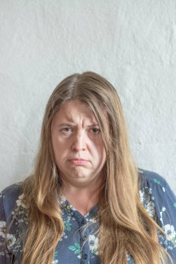 Duygular. Bir kadın duygularını canlı bir şekilde ifade eder.. 