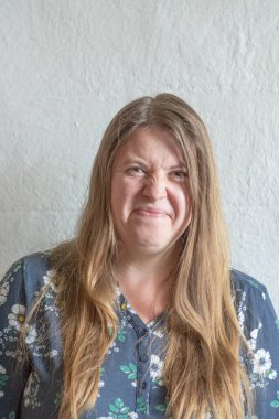 Duygular. Bir kadın duygularını canlı bir şekilde ifade eder.. 