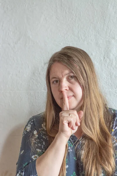 Emoties Een Vrouw Drukt Levendig Haar Emoties Uit — Stockfoto