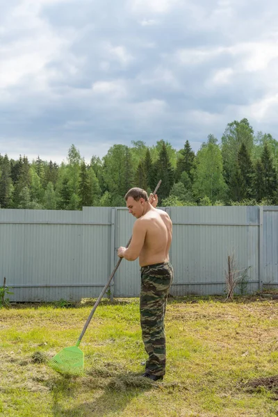 Een Tiener Helpt Gemaaid Gras Van Het Veld Verwijderen — Stockfoto