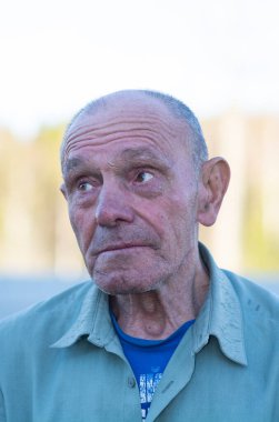 Duygular. Jest yap. Yaşlı bir adam yüzünde çeşitli duygular ifade eder.. 