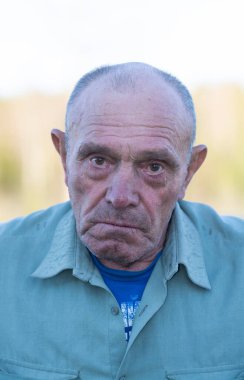 Duygular. Jest yap. Yaşlı bir adam yüzünde çeşitli duygular ifade eder.. 