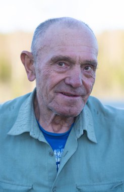 Duygular. Jest yap. Yaşlı bir adam yüzünde çeşitli duygular ifade eder.. 