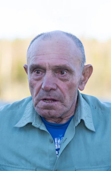 Эмоции Жест Пожилой Человек Выражает Различные Эмоции Своем Лице — стоковое фото