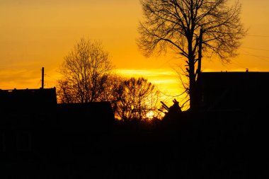 İnanılmaz güzel, akşam gökyüzünde renkli bir gün batımı..