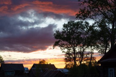 İnanılmaz güzel, akşam gökyüzünde renkli bir gün batımı..