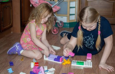 Çocukların inşaatçıda oynadığı ev..