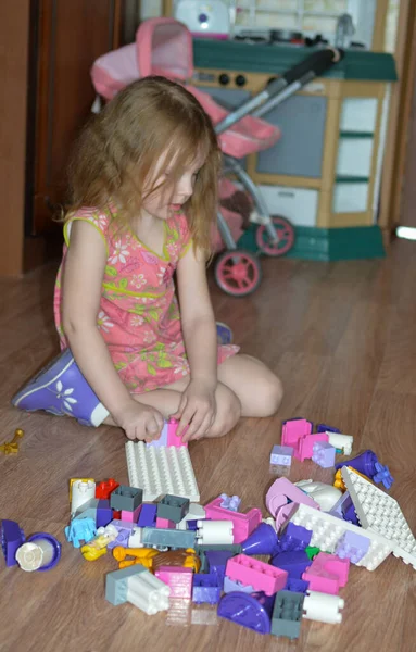 Home Little Girl Plays Construction Kit — Stock Photo, Image