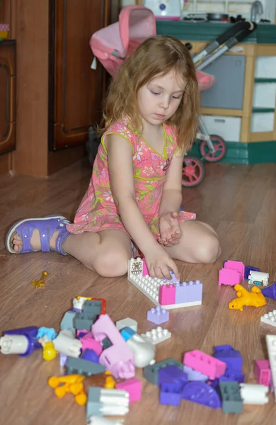 Home Little Girl Plays Construction Kit — Stock Photo, Image