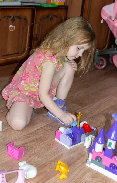 Дома Маленькая Девочка Играет Строительный Комплект — стоковое фото
