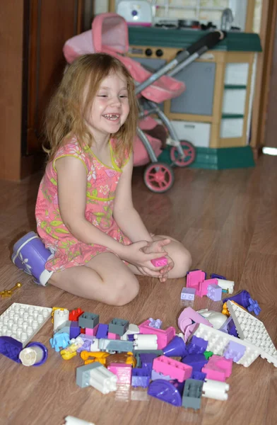 Дома Маленькая Девочка Играет Строительный Комплект — стоковое фото