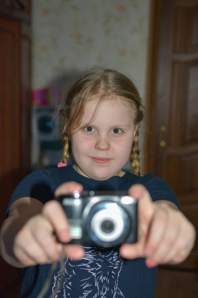 Casa Menina Aprende Tirar Fotos — Fotografia de Stock