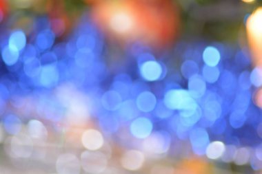 Renkli Noel ağacı odaklanmış ışık arkaplanı