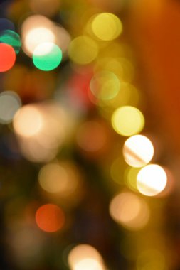 Renkli Noel ağacı odaklanmış ışık arkaplanı