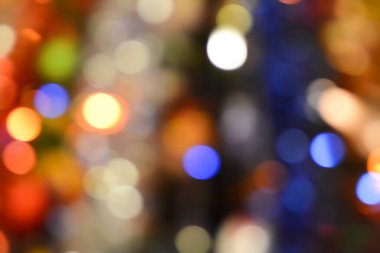 Renkli Noel ağacı odaklanmış ışık arkaplanı