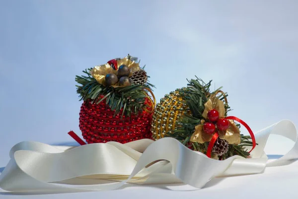 Composição Natal Com Duas Bolas Brilhantes Decorações Brancas — Fotografia de Stock