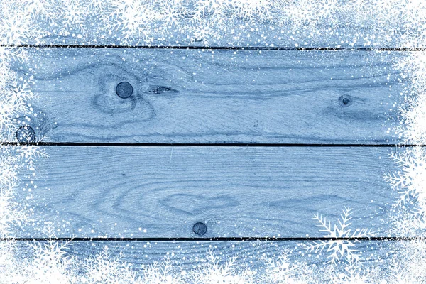 青いクリスマスの冬の背景と雪の上の木 — ストック写真