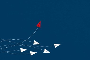 Kırmızı uçak yön değiştiriyor ve beyaz olanlar. Kavram: değişim, benzersiz, eğilim, cesaret, yenilik, farklılık.