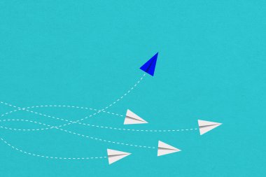 Mavi uçak yön değiştiriyor ve beyaz olanlar. Kavram: değişim, benzersiz, eğilim, cesaret, yenilik, farklılık.