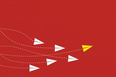 Liderlik ve yarışma konsepti, sarı kağıt uçak beyazlar arasında lider..