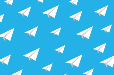 Mavi gökyüzünde uçan beyaz kağıt uçaklar 