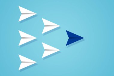 Liderlik ve yarışma konsepti, mavi kağıt uçak beyazlar arasında lider..
