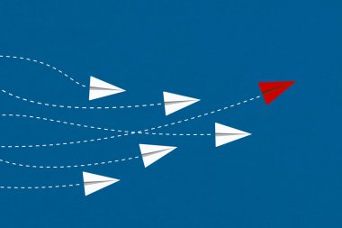 Liderlik ve rekabet konsepti, kırmızı kağıt uçak beyazlar arasında lider..