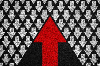 Kendi yoluna git. Siyah zemin üzerinde beyaz arasında ters yönde kırmızı ok.