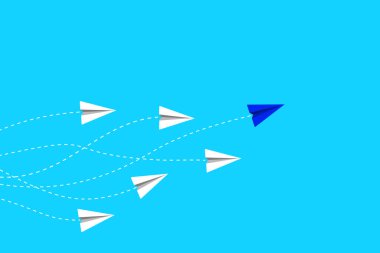 Liderlik ve yarışma konsepti, mavi kağıt uçak beyazlar arasında lider..