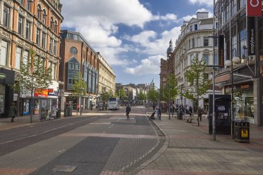 Otobüs lane, gezinti yolları ve dükkanlar şehir Belfast 
