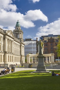 Belfast city hall çimenlerin üstünde göster