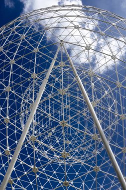 Artış beyaz Metalik Küreler heykelleri görmek